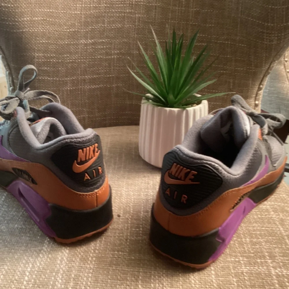 Nike - Picture 3 of 4